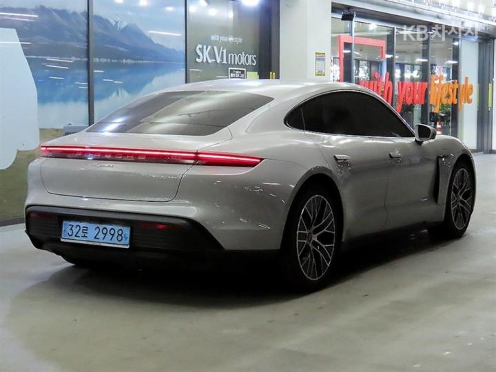 Porsche Taycan Base 5