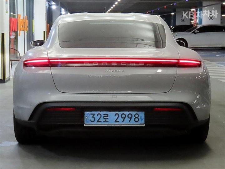 Porsche Taycan Base 6