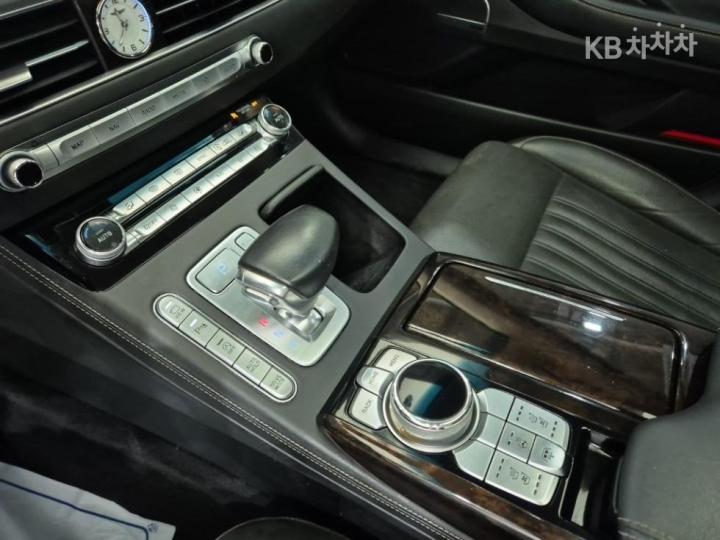 Genesis G90 3.8 GDi AWD Premium Luxury 9