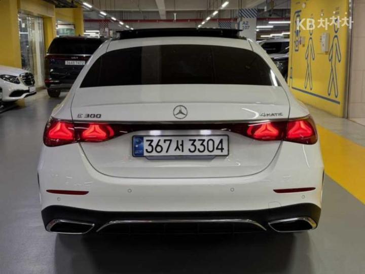 Mercedes-Benz E-Class W214 E300 4MATIC Exclusive 3