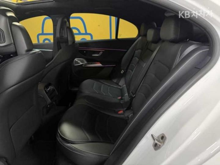 Mercedes-Benz E-Class W214 E300 4MATIC Exclusive 5