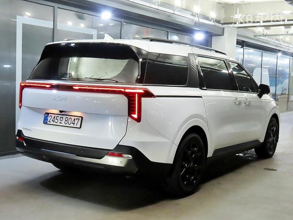 2025 Kia 4 photo