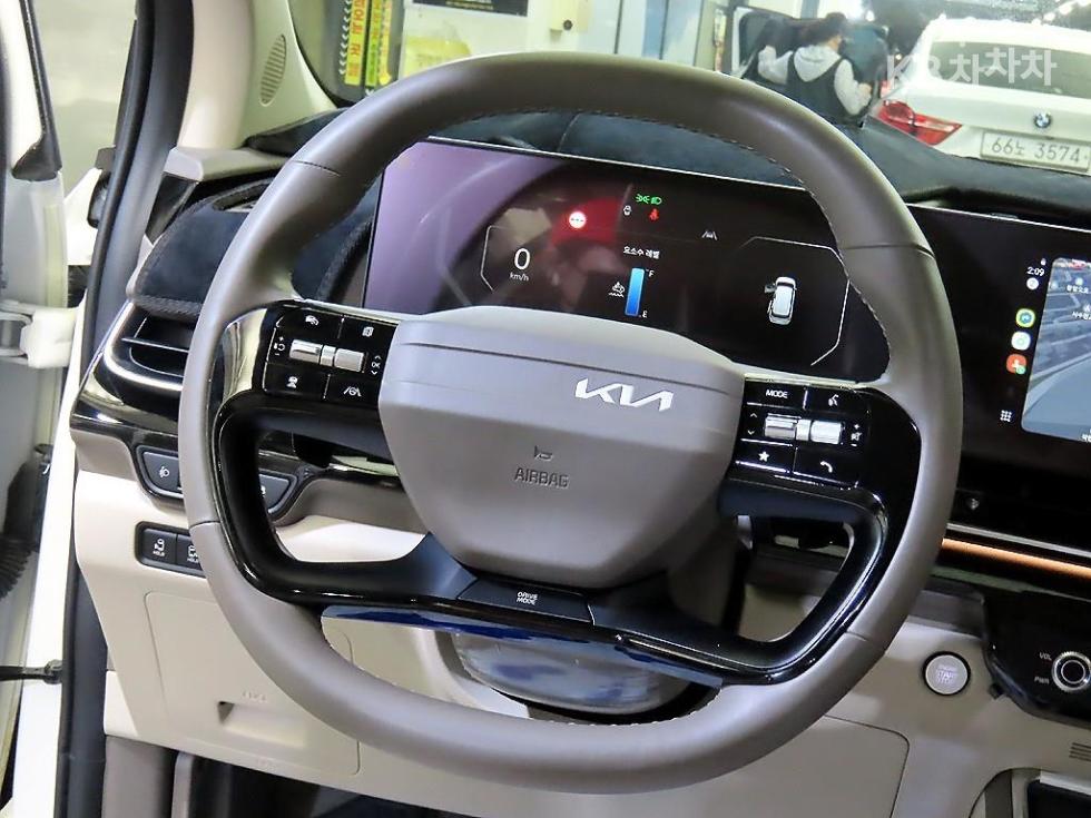2025 Kia 4 photo