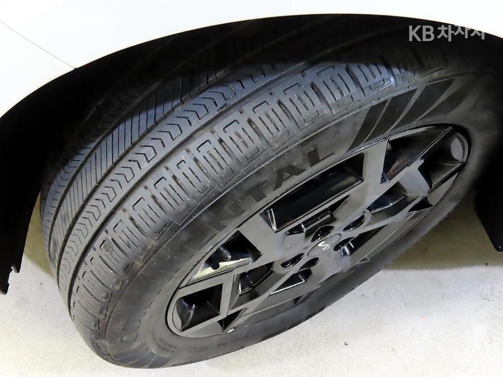 2025 Kia 4 photo