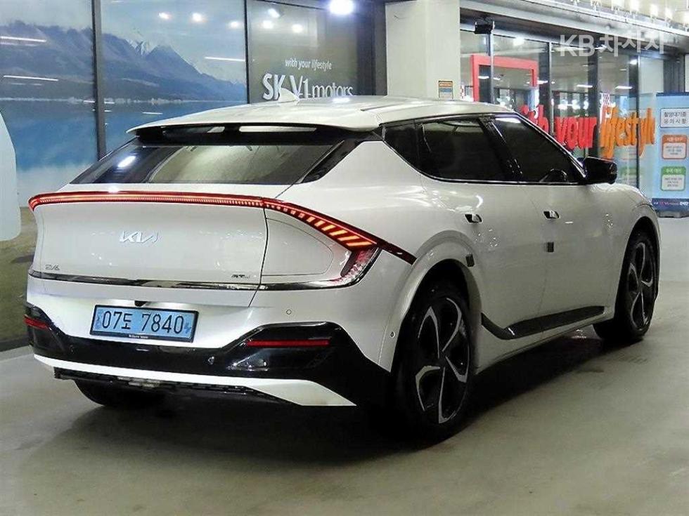 2022 - kia ev6