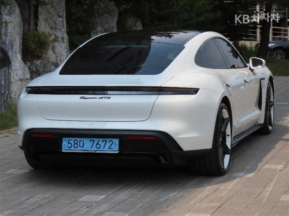 Porsche Taycan — miniaturë 3