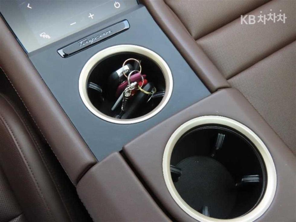 Porsche Taycan — miniaturë 8