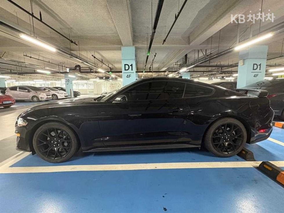 2022 - ford mustang