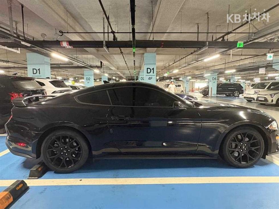 2022 - ford mustang