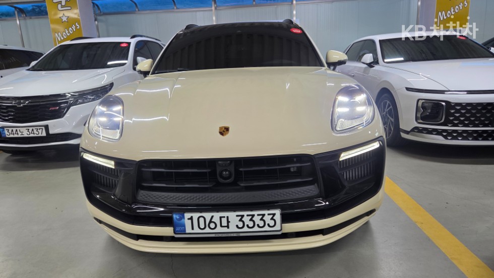 2022 - porsche macan