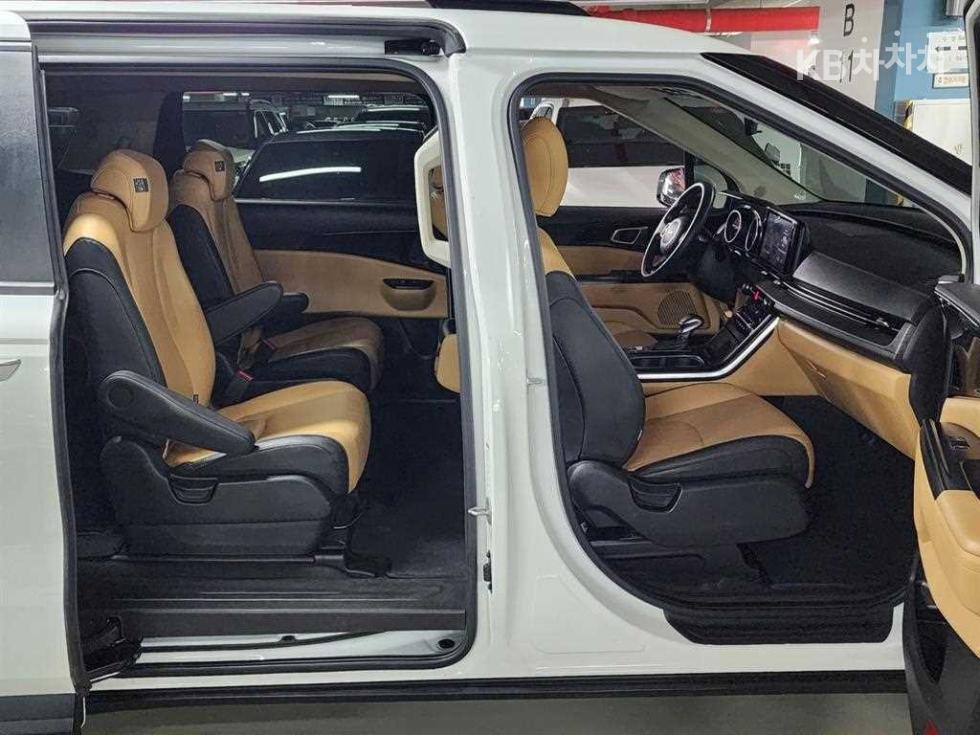 2023 - kia carnival