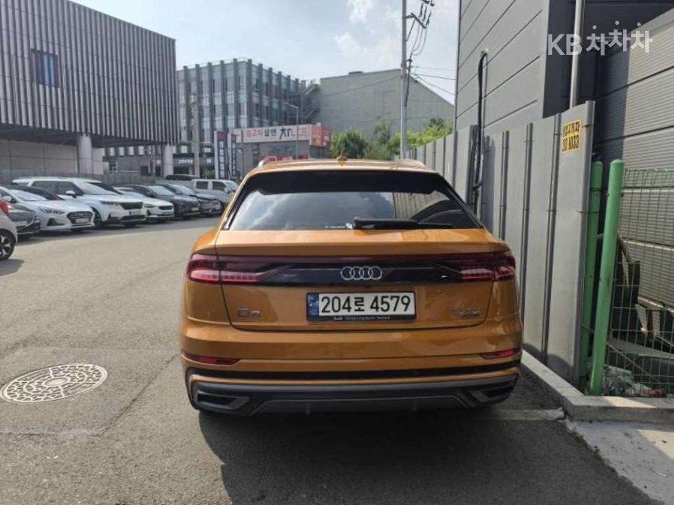 2021 Audi Q8 photo