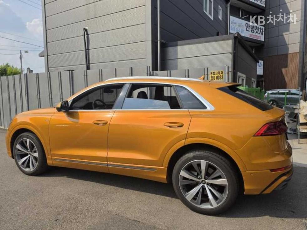 2021 Audi Q8 photo
