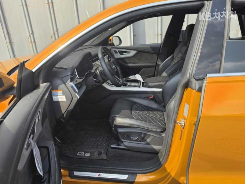 2021 Audi Q8 photo