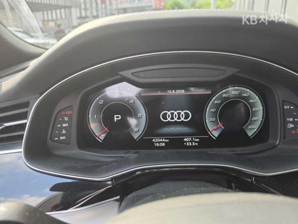 2021 Audi Q8 photo