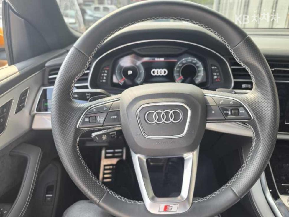 2021 Audi Q8 photo