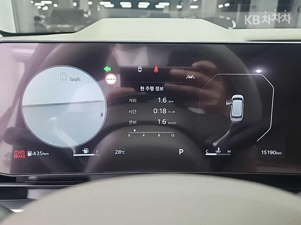 2024 Kia 4 photo