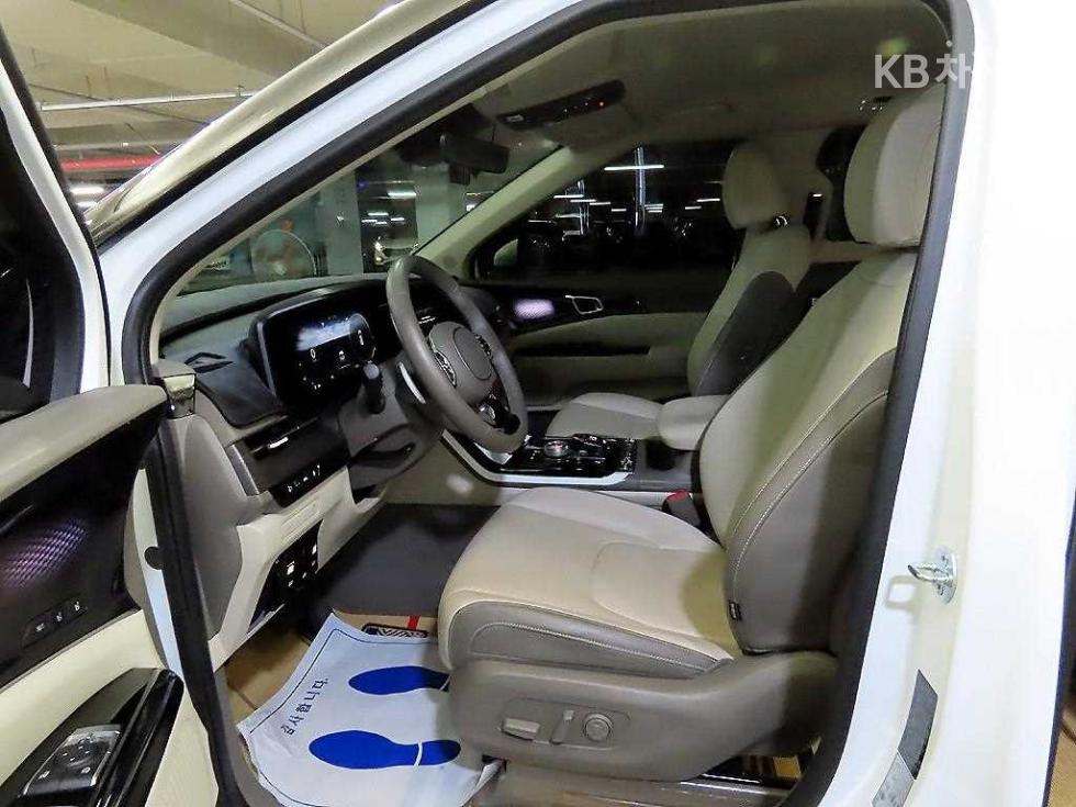 2023 - kia carnival