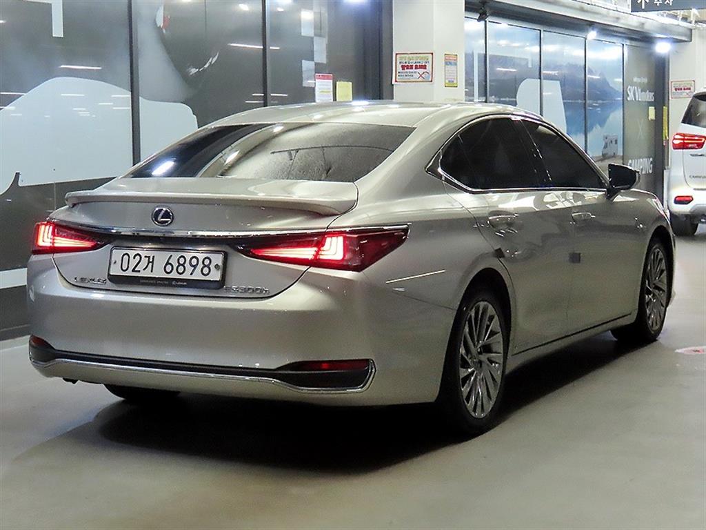 Lexus Es 300H 2019 photo 4