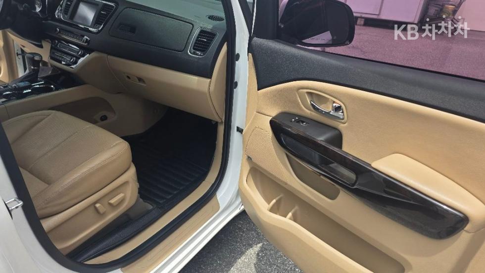 Kia Carnival — miniaturë 10