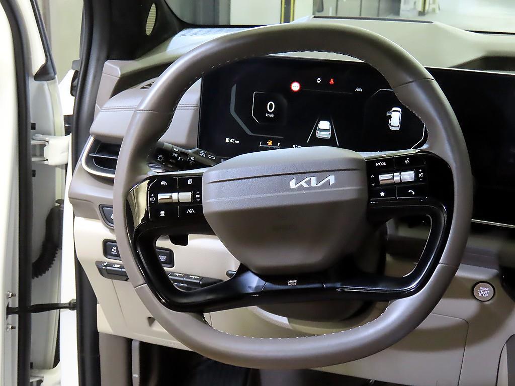 2025 Kia 4 photo
