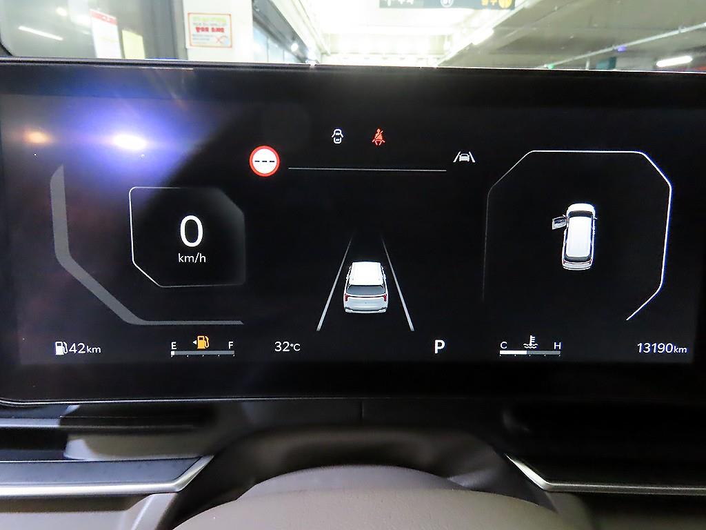 2025 Kia 4 photo