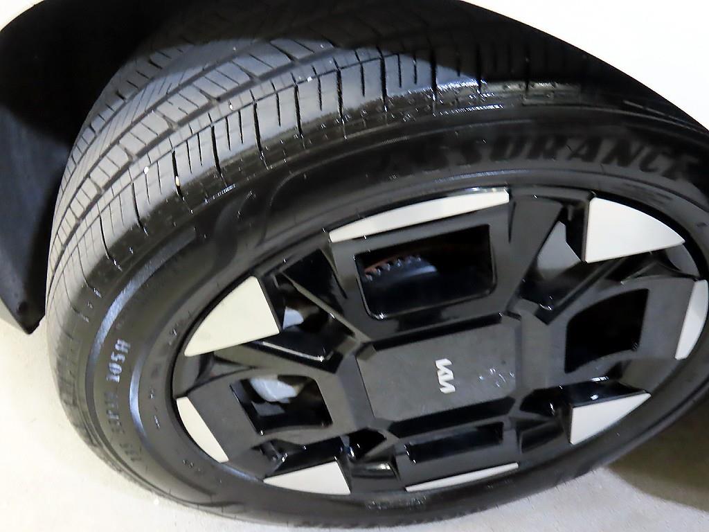 2025 Kia 4 photo