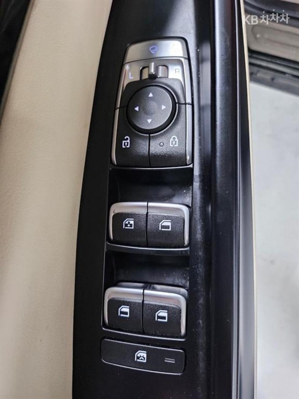 Kia Carnival — miniaturë 17