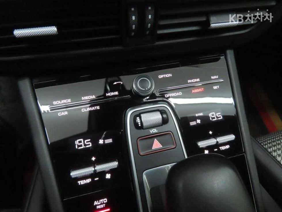 Porsche Cayenne — miniaturë 12