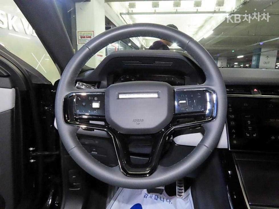 2025 Land Rover Used Car photo