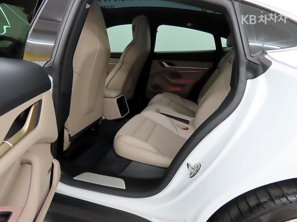 Porsche Taycan — miniaturë 6
