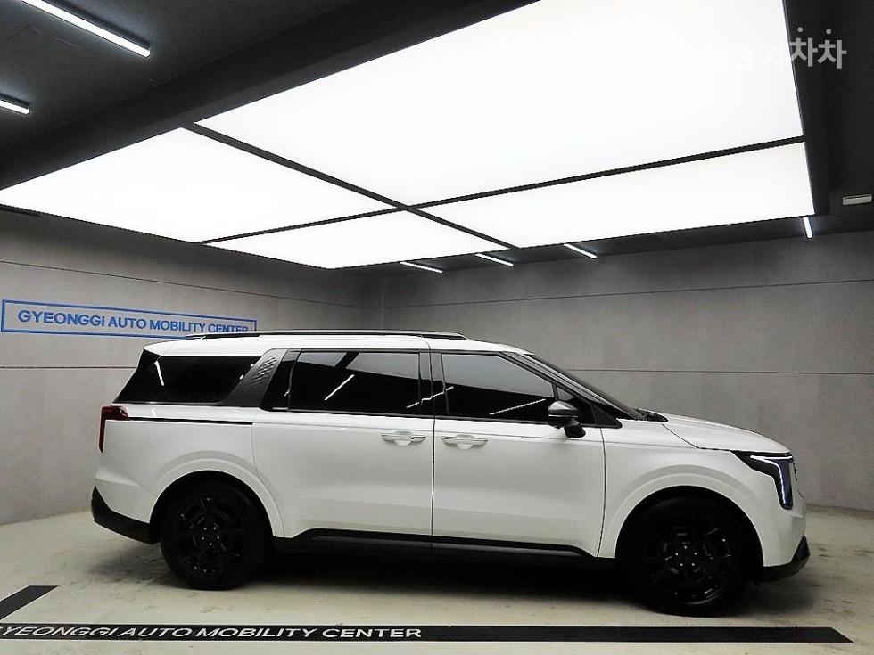 2025 Kia 4 photo