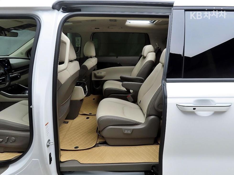 2025 Kia 4 photo