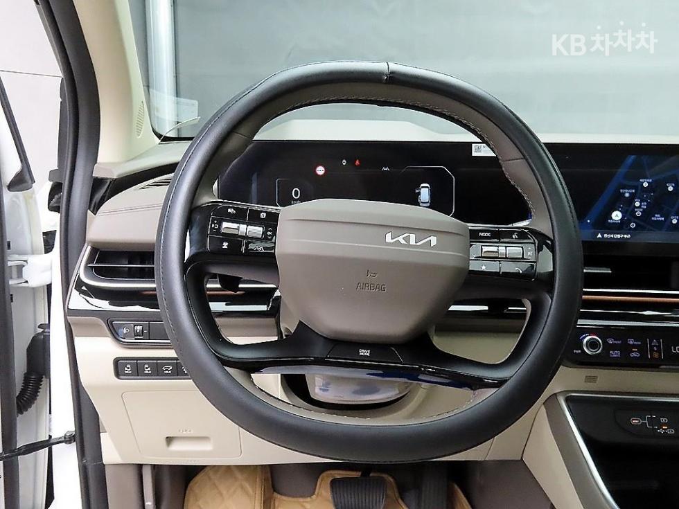 2025 Kia 4 photo