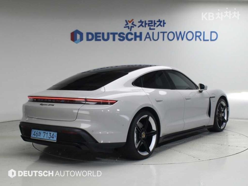 Porsche Taycan — miniaturë 2