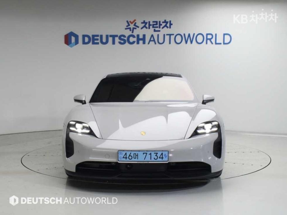 Porsche Taycan — miniaturë 3