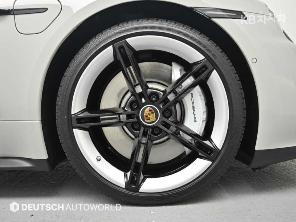 Porsche Taycan — miniaturë 5