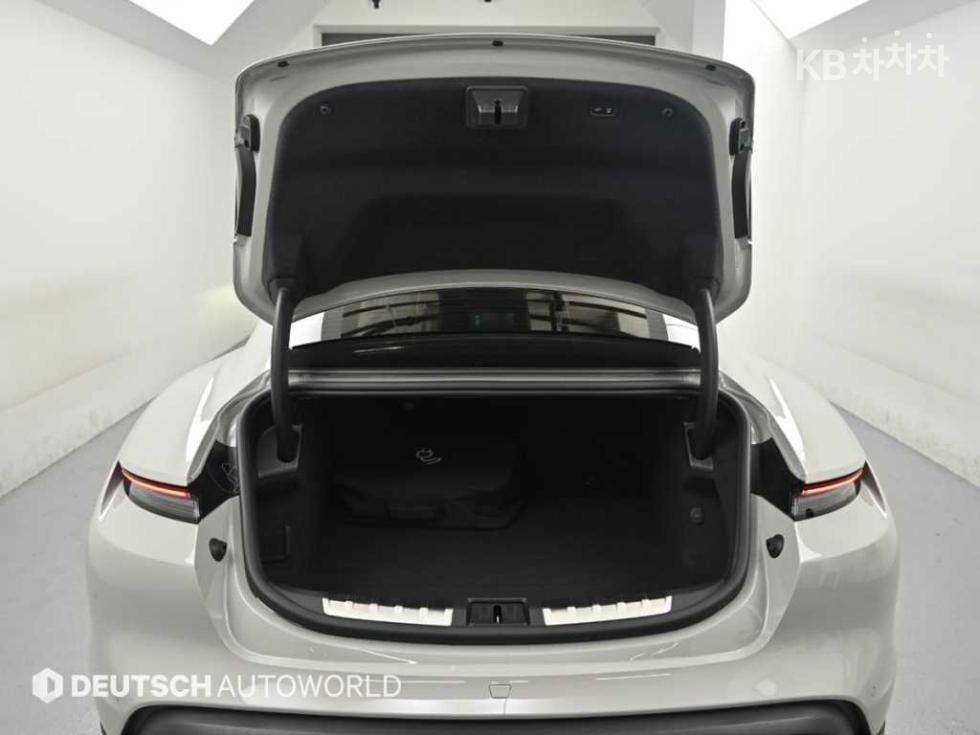 Porsche Taycan — miniaturë 19