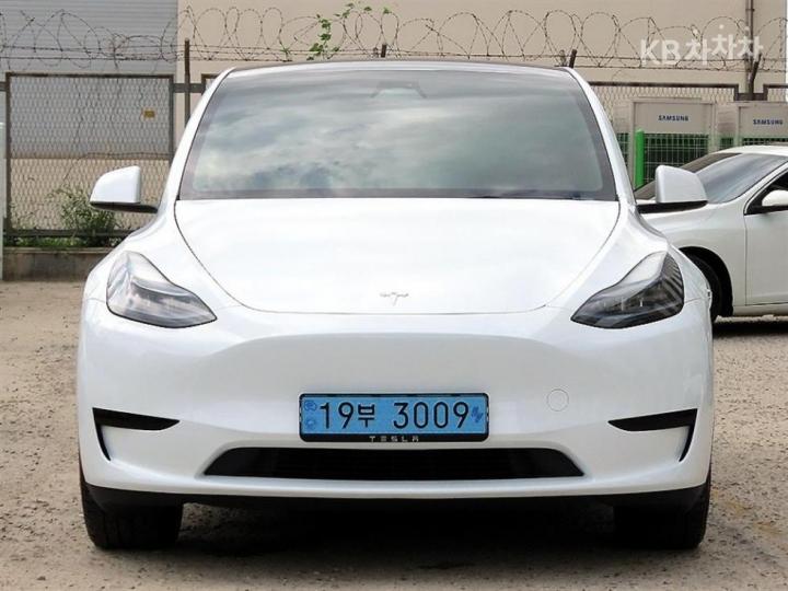 Tesla Model Y RWD — foto 1