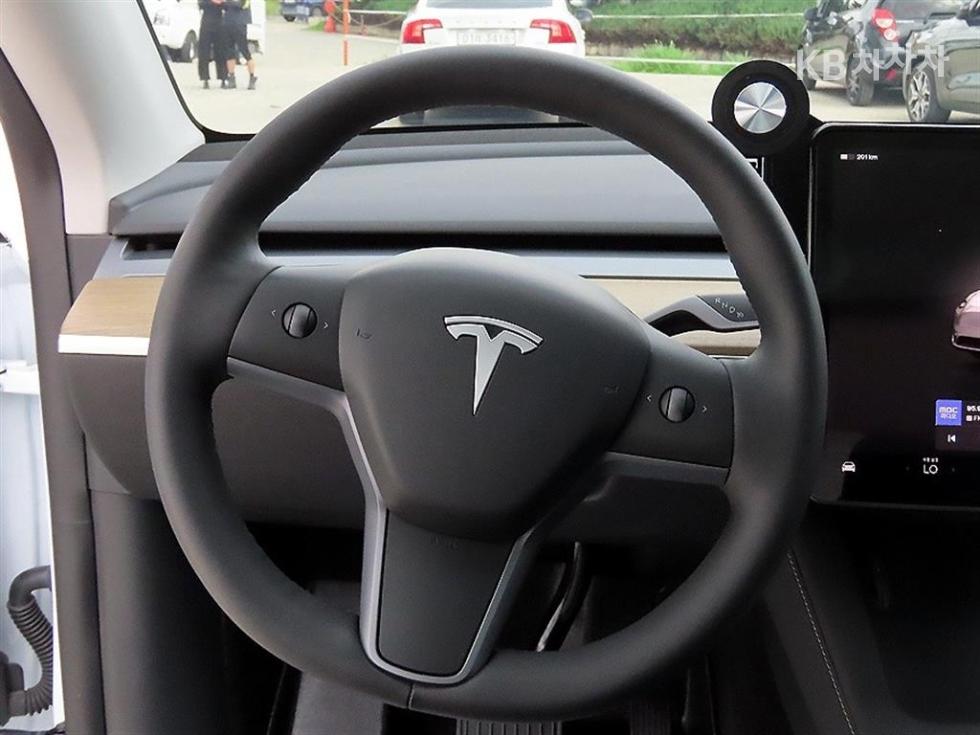 Tesla Model Y — miniaturë 8