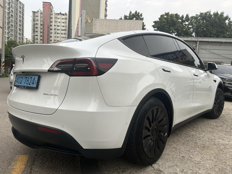 Tesla Model Y — miniaturë 3