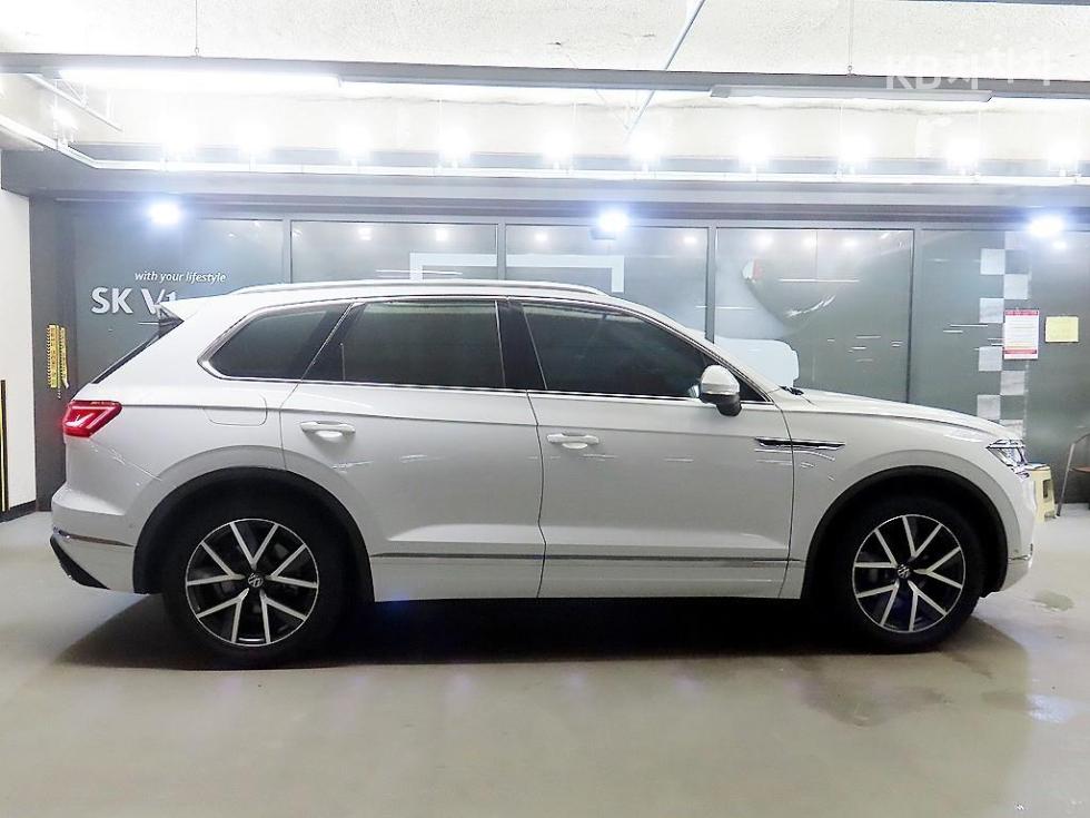 2023 Volkswagen 3 photo