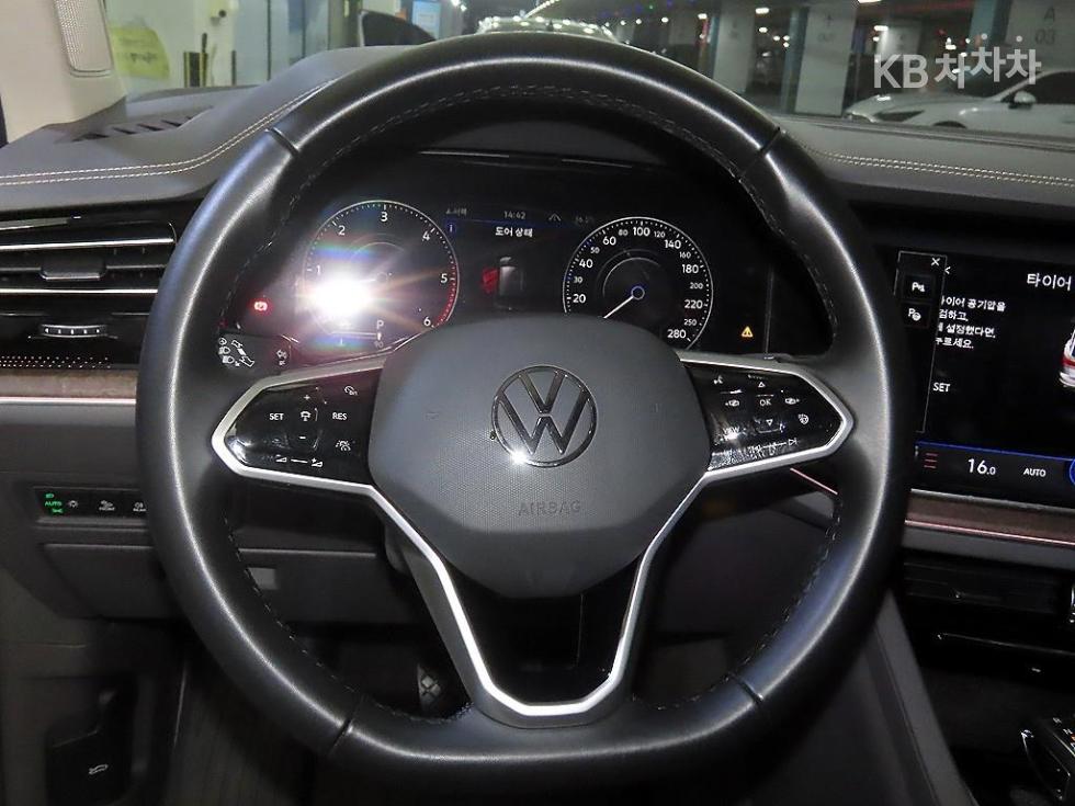 2023 Volkswagen 3 photo