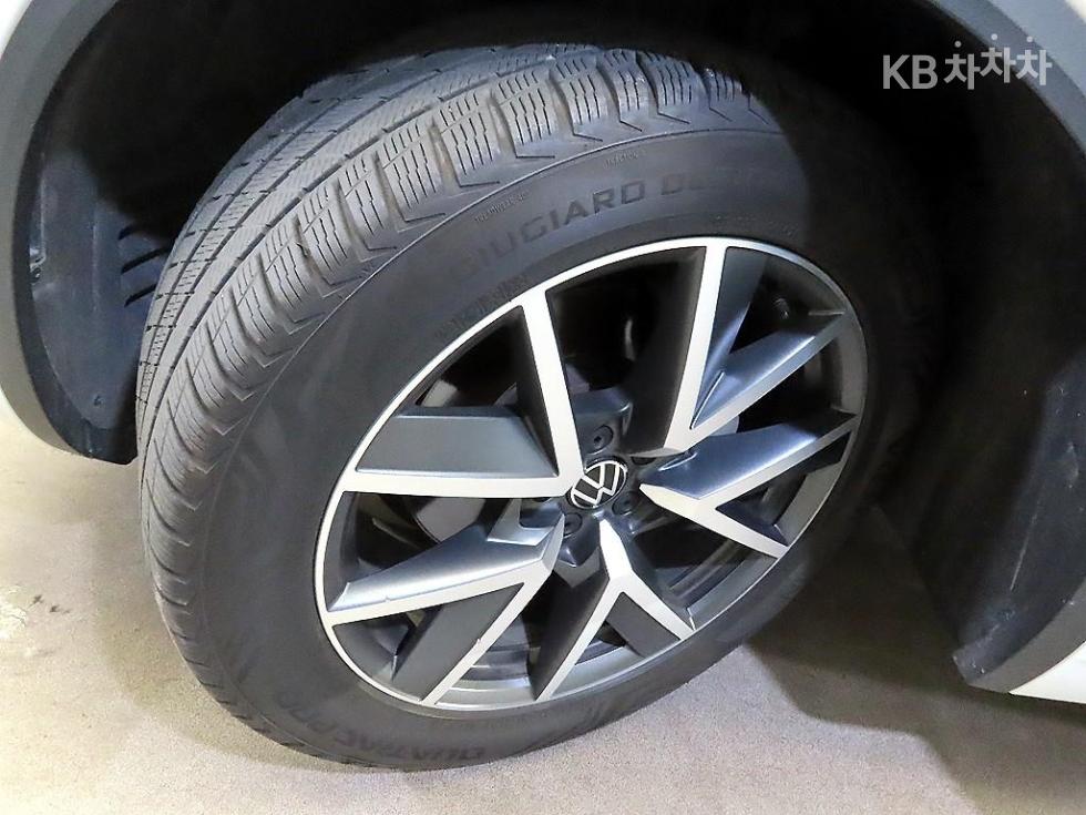 2023 Volkswagen 3 photo