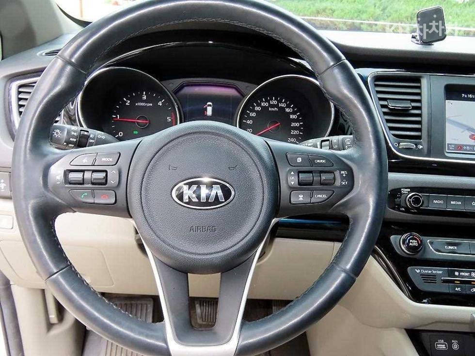 Kia Carnival — miniaturë 8