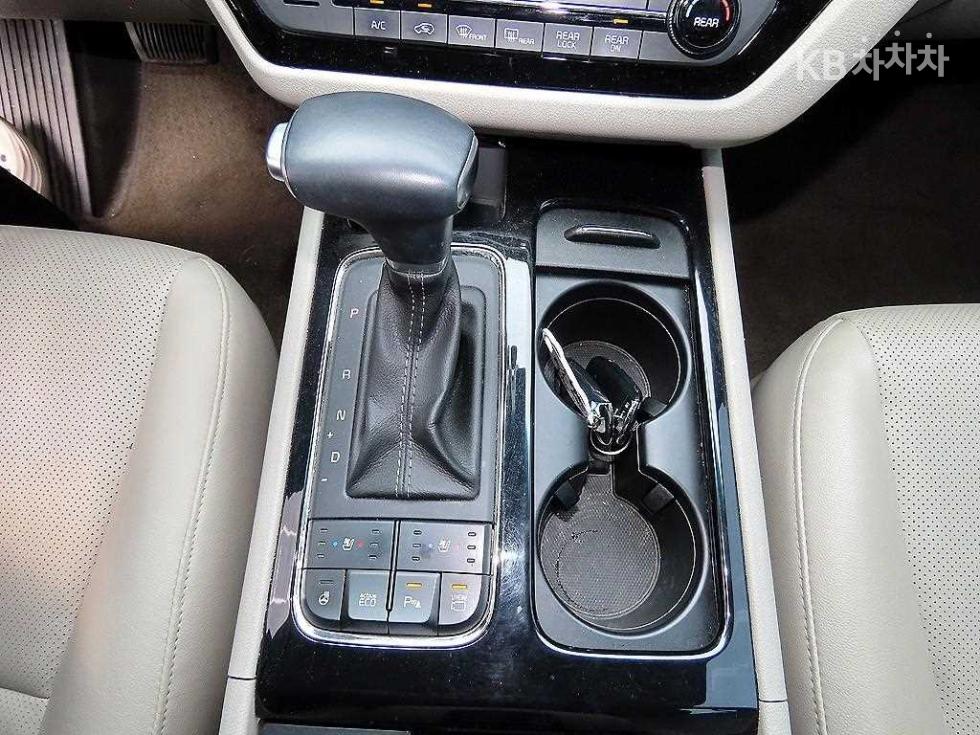 Kia Carnival — miniaturë 10