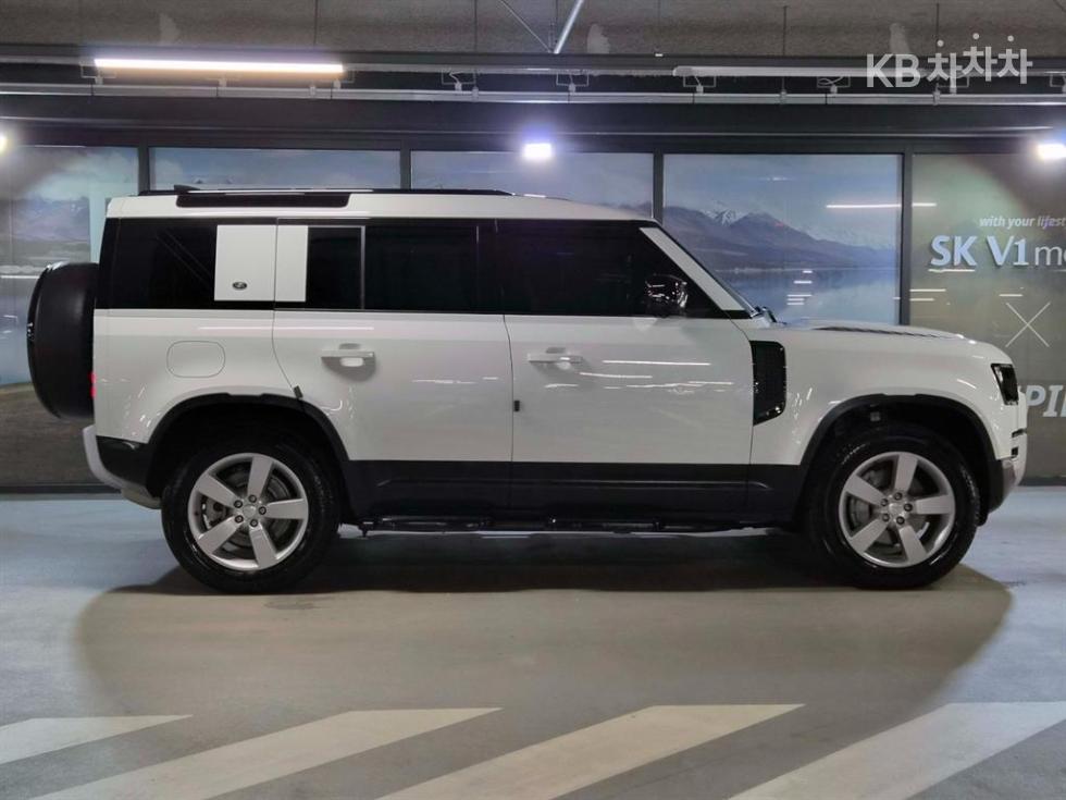 2022 Land Rover (L663) photo