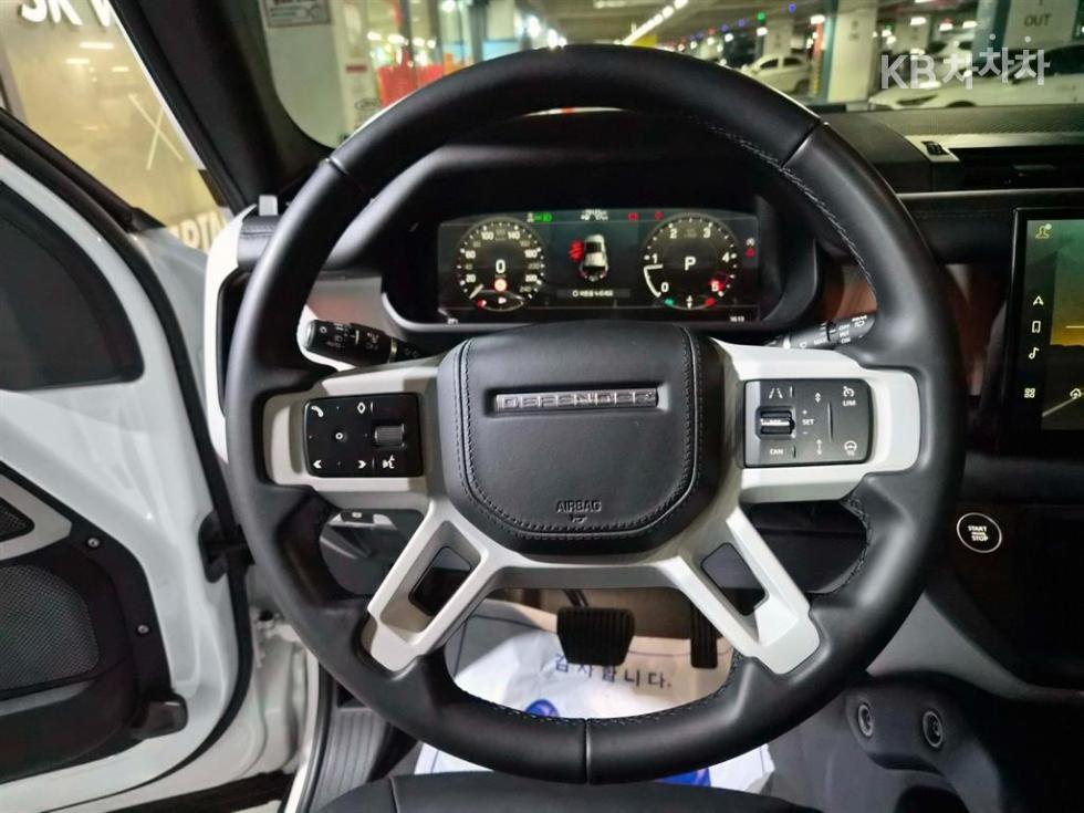 2022 Land Rover (L663) photo