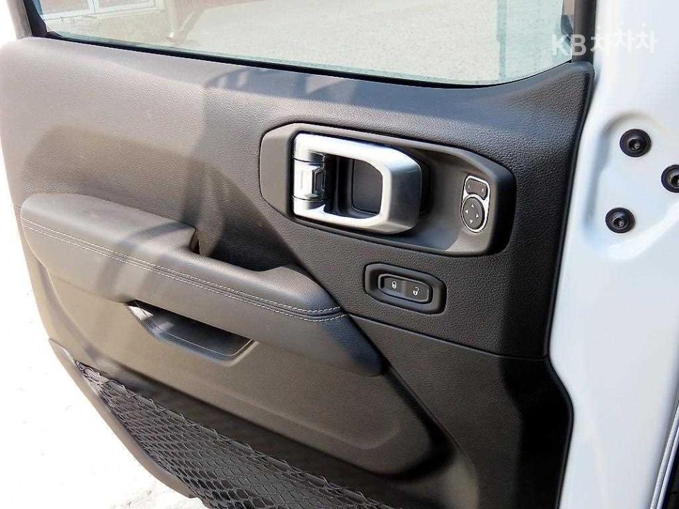 Jeep Wrangler — miniaturë 11