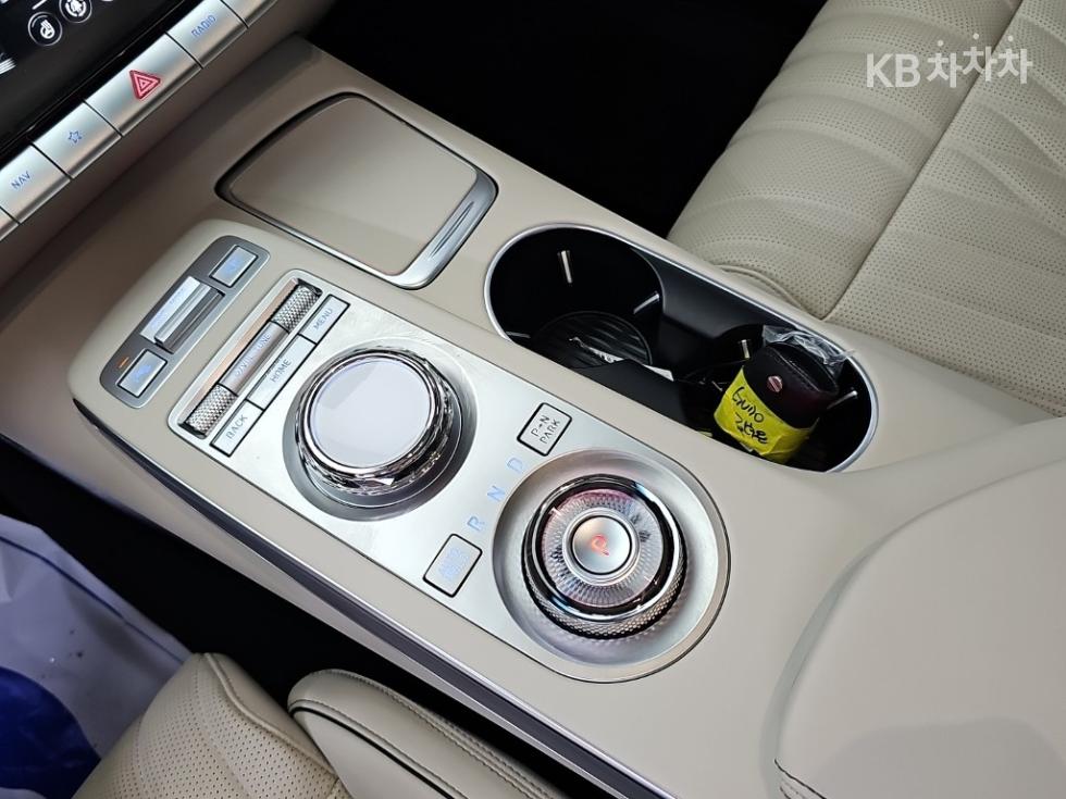 2023 Genesis GV70 photo